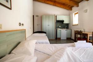 塞斯特雷Residence Nube D'Argento的带三张床的客房,设有厨房