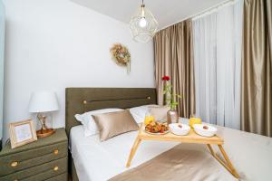 默克斯卡Apartment House of Artichoke with amazing sea view, Dubrovnik的一间卧室配有一张带桌子和食物的床