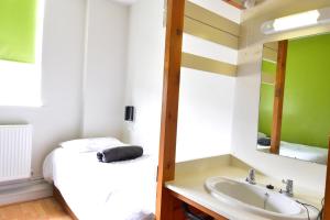 海伯敦桥IOU Hebden Bridge Hostel的浴室设有床、水槽和镜子