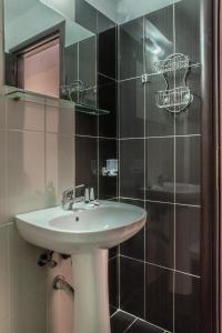 伊莱恩Hotel Matina的一间带水槽和镜子的浴室
