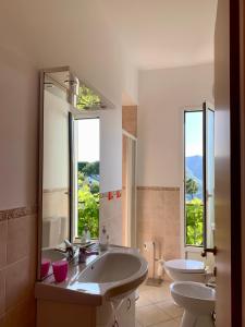 维拉诺瓦达尔本加里格住宿加早餐旅馆的一间带两个盥洗盆和大镜子的浴室