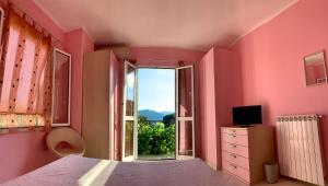 维拉诺瓦达尔本加里格住宿加早餐旅馆的卧室设有粉红色的墙壁和大窗户