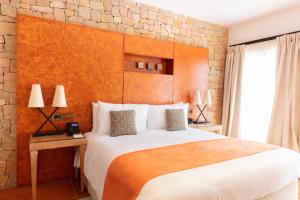 图雷特特雷布兰克Spa高尔夫度假酒店的一间卧室设有一张大床和砖墙