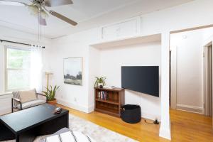 密尔沃基Flexhome Economy 1BR Apartment B4 - READ INFO的客厅设有壁挂式平面电视。