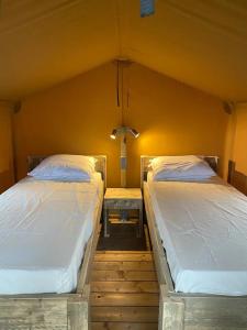 托里代巴拉KT-0094 Magnífica Tienda Tipi - Camping Miramar Playa的配有2张单人床的带墙壁客房