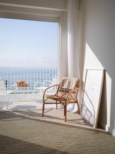滨海卡瓦莱尔Belle Vue Hôtel的海景客房的椅子