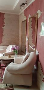 利沃夫Готель Преміум的一间设有两面镜子、一张沙发和一张桌子的房间