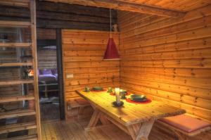 Karlsten拉普兰/瑞典溪流小屋的小木屋内的木桌