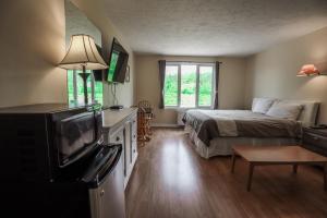 蒙克顿大西洋汽车旅馆的一间卧室配有一张床和一台平面电视