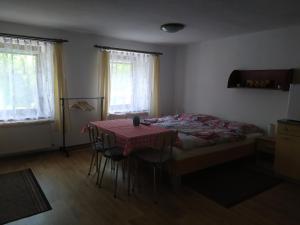捷克克鲁姆洛夫Ubytování U Jarky的一间卧室配有一张床和一张桌子及椅子
