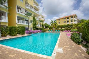 Dorp Sint MichielBlue Bay Apartments的大楼前的游泳池