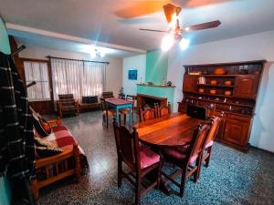 圣拉斐尔Hostel De La Tana的一间带木桌和椅子的用餐室