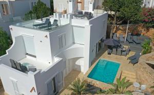 圣何塞德萨塔莱阿Casa Palm Tree的享有白色房屋空中美景,设有游泳池