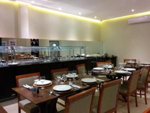 伊塔布纳伊达布拉宫殿酒店的一间带桌椅的用餐室和一间厨房