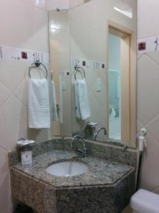 伊塔布纳伊达布拉宫殿酒店的一间带水槽和镜子的浴室