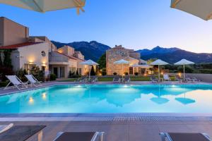 斯卡拉伯塔麦斯Villas Marajo的山地酒店的一个游泳池