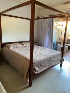 阿拉亚尔达茹达Flores do Mar的一间卧室,卧室内配有一张天蓬床