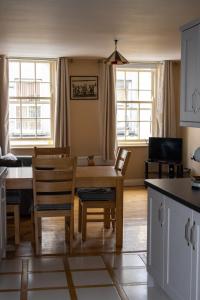 克洛纳基尔蒂Ashe Street的厨房以及带桌椅的用餐室。