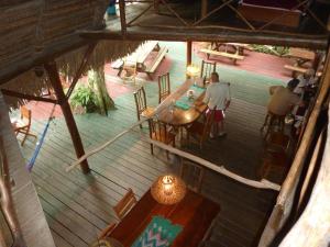 里约杜尔塞Hotel Casa Perico的甲板上桌椅的景色