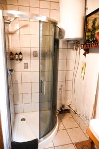 Idilliska Latgaliešu lauku māja ar melno pirti的一间浴室