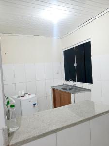 里约布兰科Apart Hotel M6D的厨房配有水槽和台面