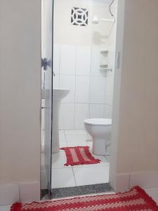 里约布兰科Apart Hotel M6D的一间带卫生间和红色地毯的浴室