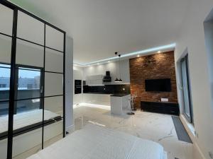 比得哥什Apartament Centrum的卧室配有白色的床和砖墙