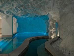 米克诺斯城Lovia Mykonos的洞穴中带游泳池的房间