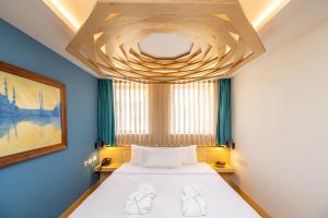 伦敦Limehouse Library Hotel的一间卧室设有一张木天花板床。