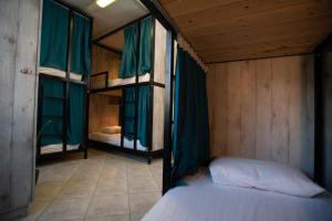 雅典Bedway Athens Hostel的一间卧室配有两张双层床。