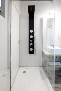 贝尔格拉诺将军镇Atelier Hotel de Charme的带淋浴和盥洗盆的白色浴室