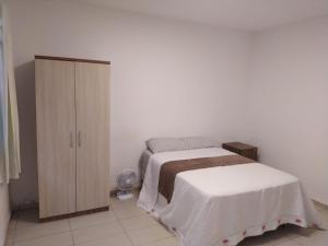 伊瓜苏Morada da Lua的一间卧室配有一张床和一个橱柜