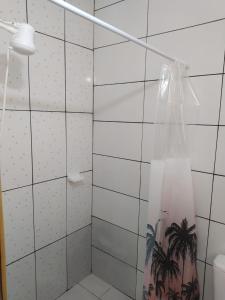 伊瓜苏Morada da Lua的浴室设有塑料袋淋浴