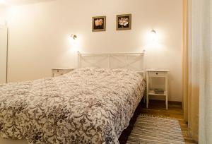 维尔纽斯美梦公寓的一间卧室配有床和2个床头柜