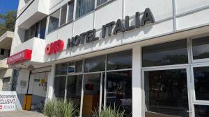 阿瓜斯卡连特斯Hotel Italia的建筑物一侧有标志的商店