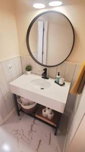 East BurkeBurke Abode - Trailside Condo with King & Full Beds的浴室设有白色水槽和镜子