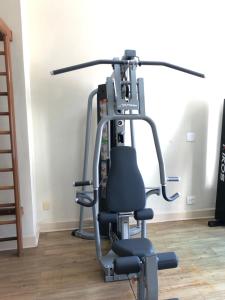 圣保罗圣拉斐尔酒店 的健身房,在房间内提供健身自行车
