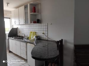 多拉杜斯AP 04 DO CANTINHO DO SOSSEGO的厨房配有水槽和台面