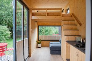 奥斯特罗德Tiny House Nature 17 - Green Tiny Village Harz的一间小房子,设有厨房和客厅