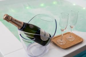 波佐利Centro Storico Bed e Breakfast的一瓶香槟,装在桶里,装上两杯