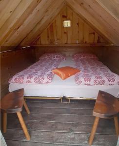 科巴里德Krampez的小木屋内的一张床位,配有两把椅子