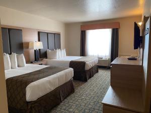 劳埃德明斯特Gold Circle Inn的酒店客房设有两张床和电视。
