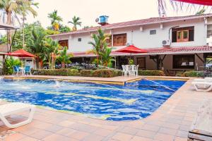 比亚维森西奥Hotel Casa Baquero的房屋前的游泳池