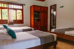 比亚维森西奥Hotel Casa Baquero的一间卧室设有两张床和窗户。