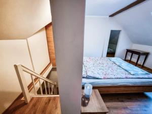 姆拉哥沃Chill House的一间卧室配有一张床、一张桌子和一个楼梯