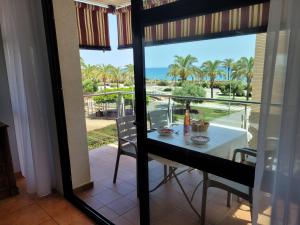 皮内达德马尔VistaMar beautiful apartment with amazing sea view Pineda de Mar的海景用餐室