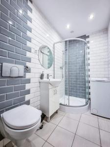 姆拉哥沃Chill House的浴室配有卫生间、盥洗盆和淋浴。