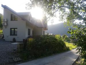 什切尔克Ski House Szczyrk - Czyrna的太阳照耀下的白色房子