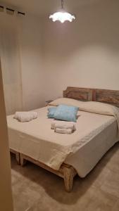 Porto IstanaLe Farfalle Appartamento in villa trifamiliare的一间卧室配有一张大床和毛巾