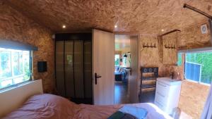 亚眠Le Cottage des Hortillonnages的卧室配有床和盥洗盆